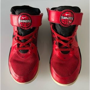 Nike shoes, Unisex-Child Team Hustle Sneaker